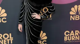 Katy Perry tiba untuk rekaman acara khusus televisi NBC "Carol Burnett: 90 Years of Laughter and Love" di Avalon Hollywood, Los Angeles, Amerika Serikat, 2 Maret 2023. Penyanyi berusia 38 tahun ini melengkapi pakaiannya yang menakjubkan dengan sepasang anting rumbai berlian imitasi berkilau. (AP Photo/Chris Pizzello)