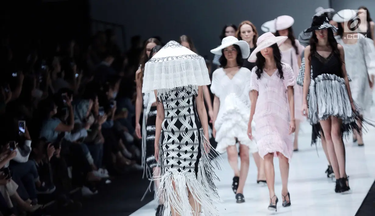 Model memperagakan busana rancangan desainer Derek Lawlor pada ajang Jakarta Fashion Week 2018 di Senayan City, Jumat (27/10). Melalui Derek Lawlor, British Council membawakan inspirasi dari negeri monarki. (Liputan6.com/Faizal Fanani)