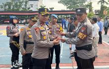 Cegah Pelanggaran Personel di Pilkada, Wakapolres Inhil Bagikan Buku Saku Netralitas Polri