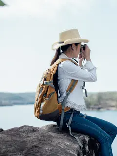 Ilustrasi solo traveling./copyright freepik.com/jcomp