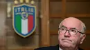 Presiden Federasi Sepak Bola Italia (FIGC), Carlo Tavecchio, memberi keterangan pers di kantor FIGC, Roma, Senin (20/11/2017). Bos FIGC tersebut mundur dari jabatanya usai gagal membawa Italia lolos ke Piala Dunia 2018. (AFP/Alberto Pizzoli)
