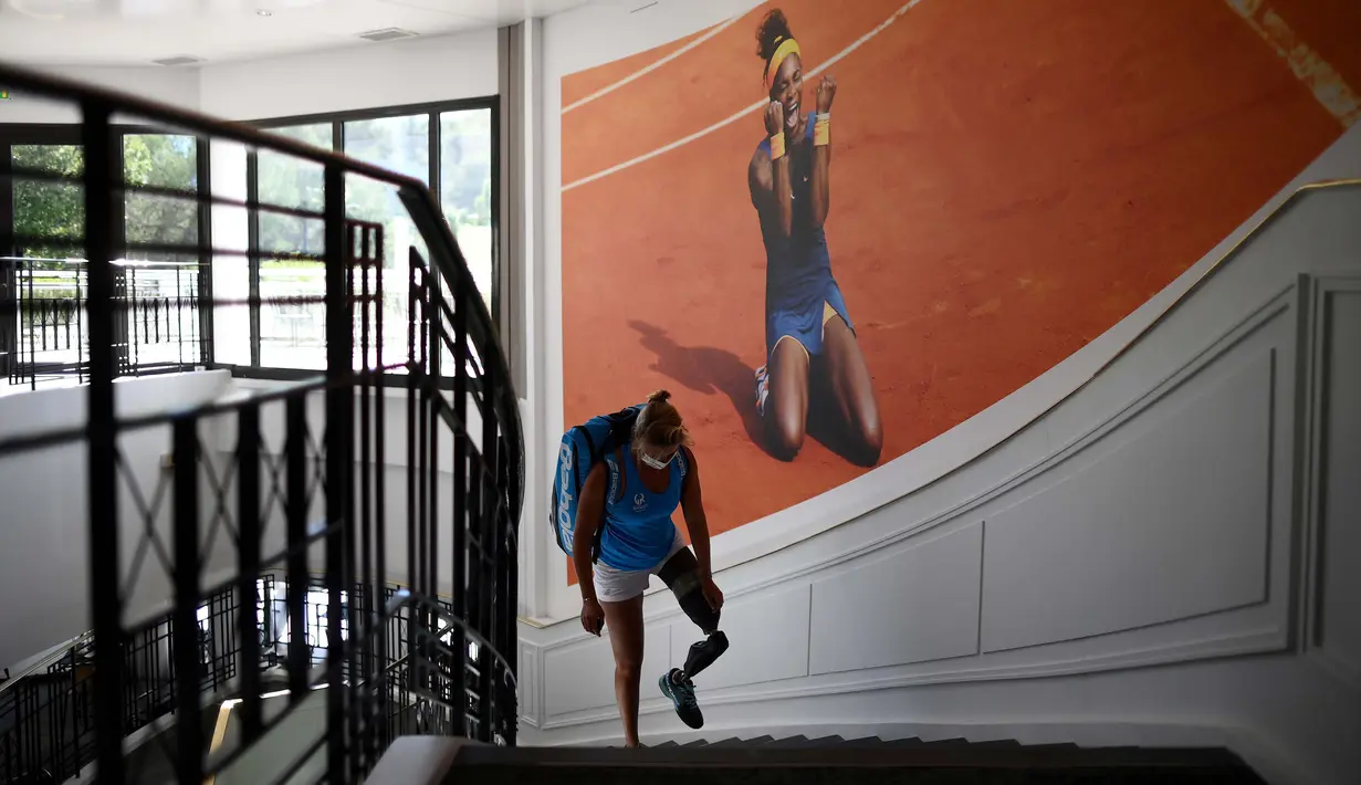Atlet para tenis Prancis Pauline Deroulede kembali ke hotelnya setelah pertandingannya pada turnamen tenis kursi roda French Riviera Open edisi ke-4 di Biot, 28 September 2020. Pauline Deroulede saat ini tengah fokus terhadap Paralimpiade Paris 2024. (FRANCK FIFE/AFP)