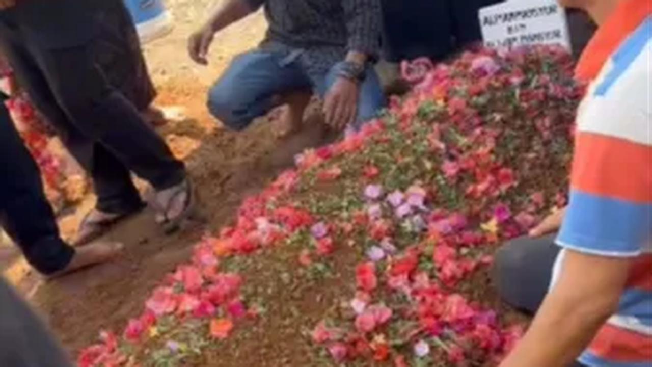 "ini bukan akhir dari segalanya tapi ini awal dari segalanya semoga kelak ayah akan bangga melihat Atu bisa menjadi apa yang ayah harapkan😇🤲🏻," tulisnya.<br>