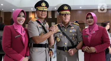 Irjen Priyo Widyanto sebagai Kapolda Sumatera Selatan berjabat tangan dengan Irjen Firli Bahuri sebagai Kabaharkam Polri usai serah terima jabatan di Bareskrim Polri, Selasa (19/11/2019). Kapolri Jenderal Idham Azis memimpin upacara sertijab sejumlah perwira tinggi (pati). (Liputan6.com/Johan Tallo)