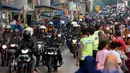 Polisi mengatur arus lalu lintas pemudik sepeda motor di Jalur Pantura Indramayu - Cirebon, Jawa Barat, Jumat (23/6). Pemudik bersepeda motor mendominasi jalur Pantura wilayah Kabupaten Indaramayu, memasuki H-2 Lebaran 2017. (Liputan6.com/Johan Tallo)