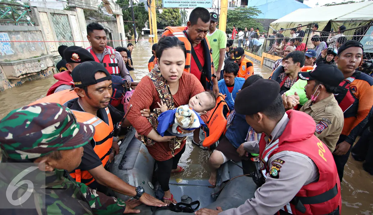 Sejumlah warga dievakuasi petugas menggunakan perahu karet saat banjir melanda kawasan Perumahan Pondok Gede Permai, Bekasi, Jawa Barat, Kamis (21/4). (Liputan6.com/Immanuel Antonius)