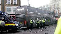 Lemparan botol dan kaleng minuman menghujani bus Manchester United yang diduga dilakukan oleh oknum suporter West Ham United. Rabu (11/5/2016) dini hari WIB. (Reuters/Eddie Keogh)