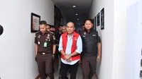 Tersangka AL saat ditahan Kejaksaan Tinggi Jawa Barat (Kejati Jabar), Senin, 15 Juli 2024. (Dok. Kejati Jabar).