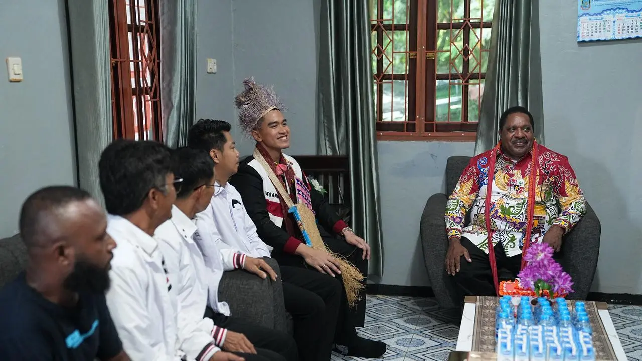 Ketua Umum DPP Partai Solidaritas Indonesia (PSI), Kaesang Pangarep, bertemu tokoh masyarakat adat Wanusau, Alfons Kambu, di Maybrat, Papua Barat Daya. (Istimewa)