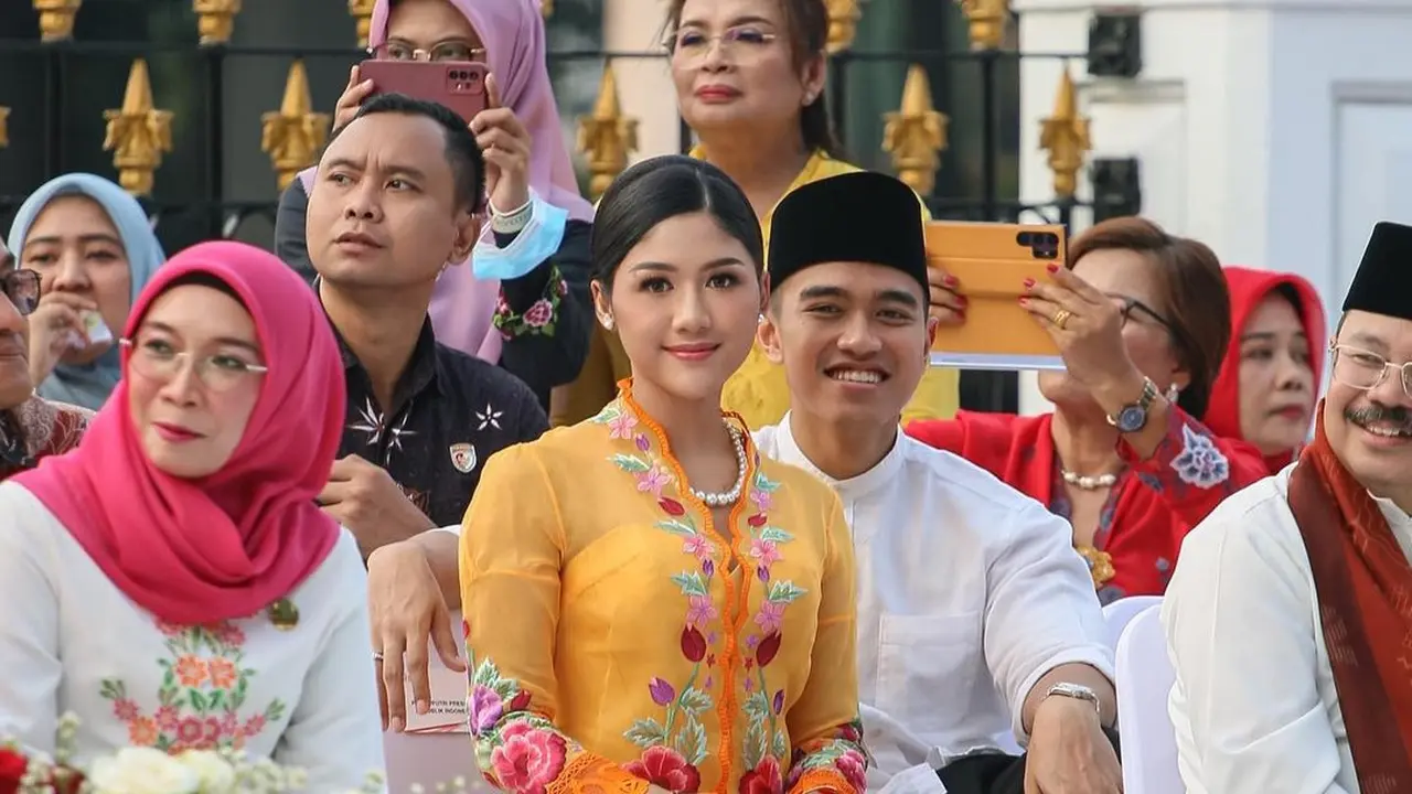 8 Gaya Romantis Erina Gudono dan Kaesang Pangarep yang Ngebucin di Depan Istana Merdeka