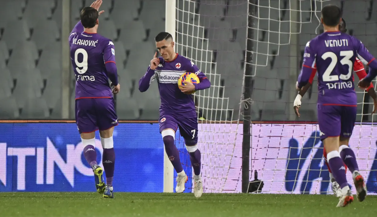 Penyerang Fiorentina, Jose Callejon (tengah) berselebrasi usai mencetak gol ke gawang Sampdoria pada pertandingan lanjutan Liga Serie A Italia di stadion Artemio Franchi di Firenze, Italia (30/11/2021). Fiorentina menang atas Sampdoria 3-1. (Massimo Paolone/LaPresse via AP)