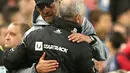 Pelatih Liverpool FC, Jurgen Klopp berpelukan dengan pelatih Sydney FC Graham Arnold usai pertandingan persahabatan di Sydney, Australia (24/5). (AP Photo / Rick Rycroft)
