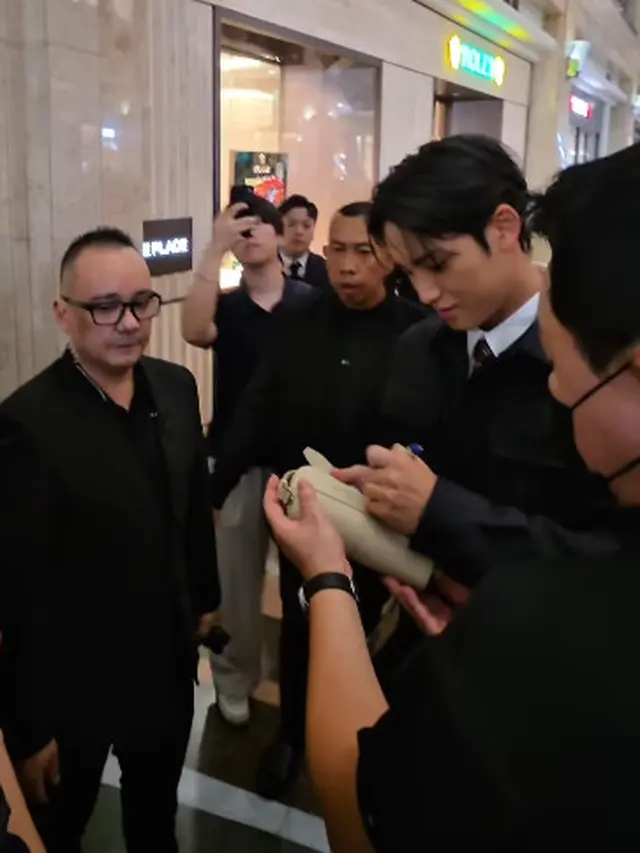 Tak Sampai 30 Menit, Mingyu SEVENTEEN Sapa Fans yang Sudah Antre Sejak Subuh