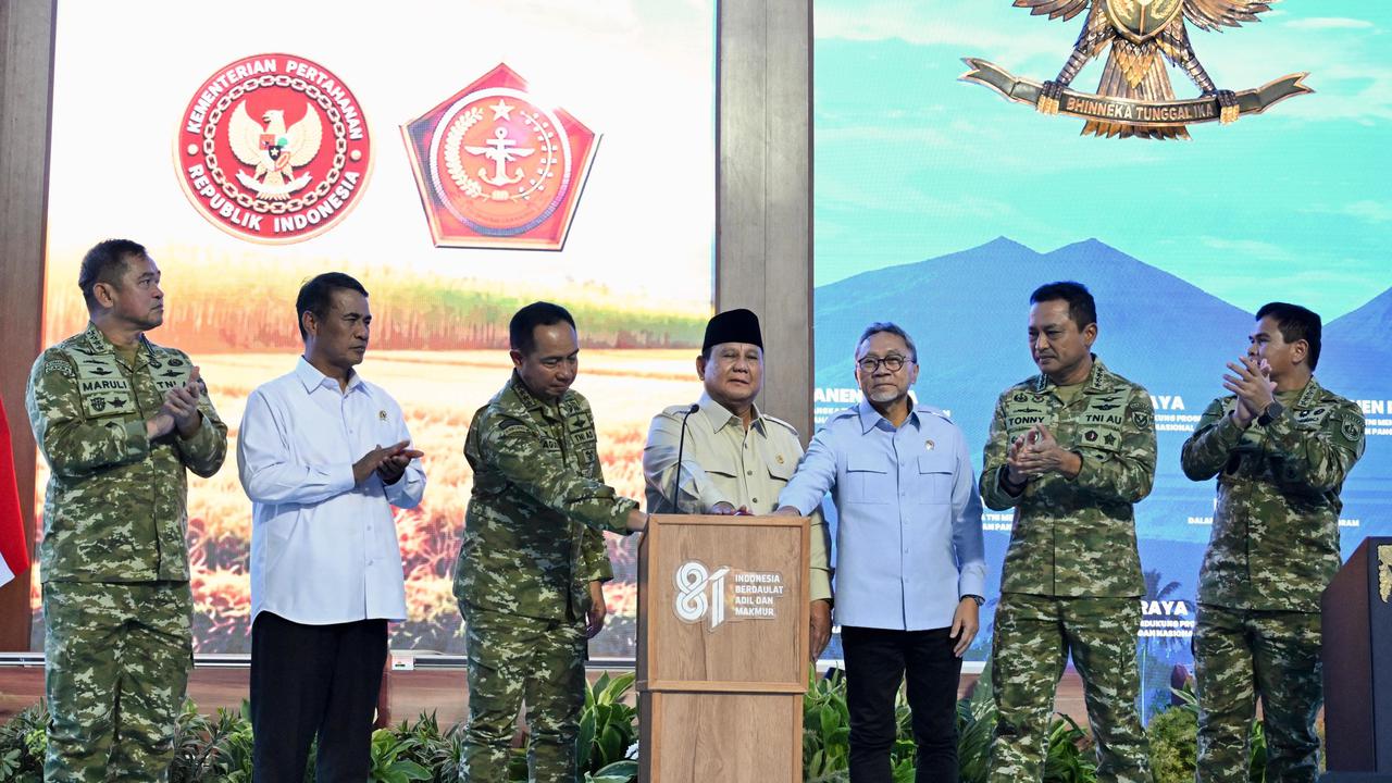 Kelakar Prabowo soal Polisi Tak Mau di Bawah Kemhan