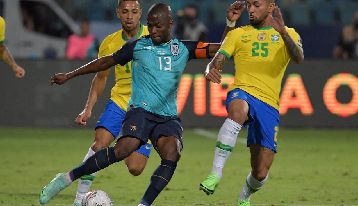 Pada babak pertama tepatnya menit ke-11, Brasil nyaris kebobolan karena aksi dari penyerang Ekuador, Enner Valencia. Ia memanfaatkan kesalahan kiper Brasil, Alisson Becker yang maju menginggalkan sarangnya. Namun Bola yang dilesatkan melesat di atas gawang Brasil. (Foto: AFP/Nelson Almeida)