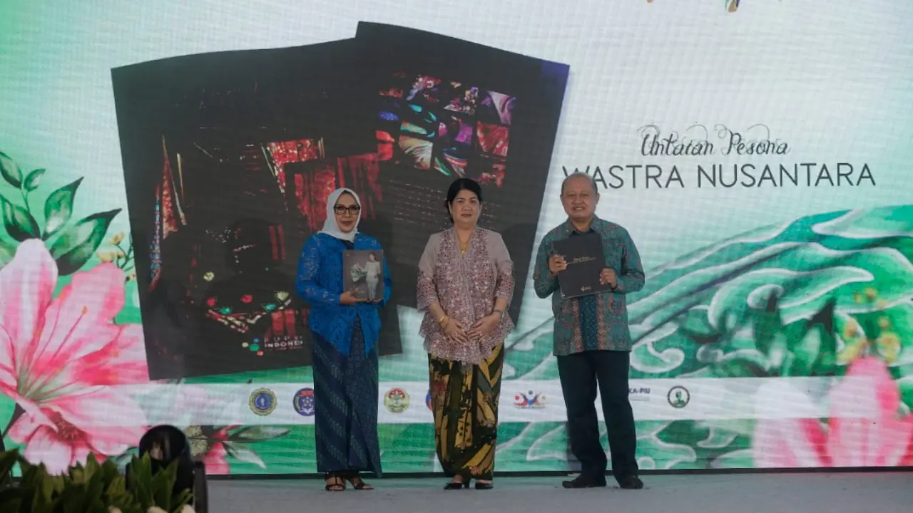PT Pupuk Indonesia (Persero) resmi luncurkan dua buku dengan judul “Untaian Pesona: Wastra Nusantara” dan buku “Seni Berkain”