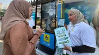 Pengunjung antusias berkonsultasi mengenai promo EV Home Charging Service dan layanan ICONNET di booth PLN pada acara Stand Up Fest 2025, Istora Senayan,&nbsp;Jakarta&nbsp;(12/7/2025). (Dok PLN)