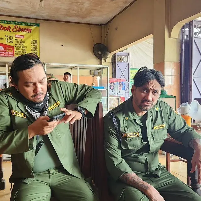 The Prediksi touring dengan seragam Linmas. (Foto: Instagram/imamdarto)