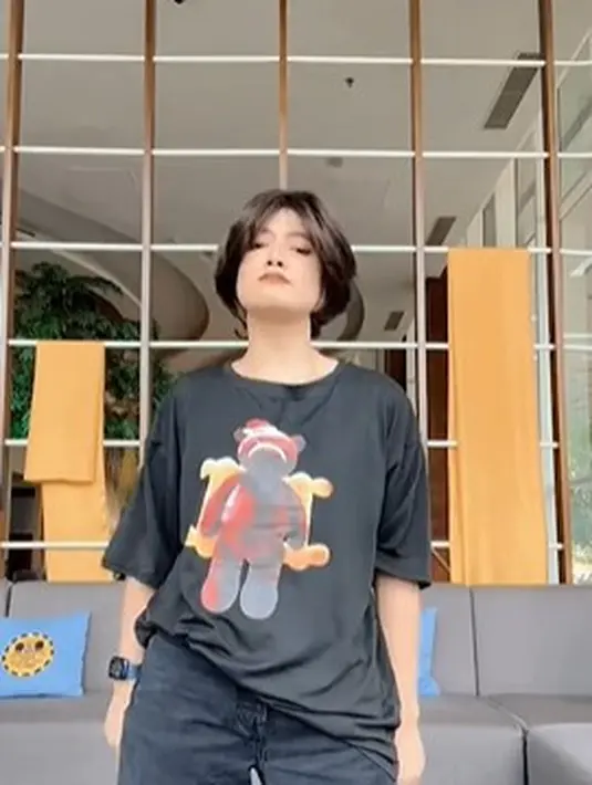 Selain Rina Nose, penampilan Chika Jessica juga cukup mencolok. Bahkan, secara terang-terangan dia menyatakan sedang cosplay menjadi Jeje Slebew, salah satu konten kreator yang viral di Citayam Fashion Week. (Instagram/chikajessica88)