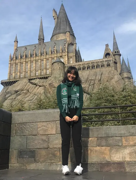 Paras cantik Davina Shava Felisa, anak sulung Mona Ratuliu dengan Indra Brasco ini memang tak bosan untuk dilihat. Banyak yang bilang, kalau cantiknya Mima ini turunan dari sag ibu. Setuju dong pastinya? (Instagram/mimashafa)