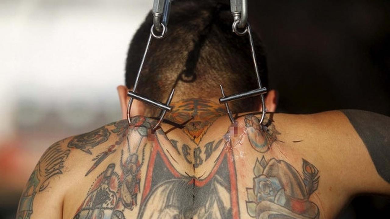 Aksi penggila tato nekat punggung ditindik dan digantung di pohon