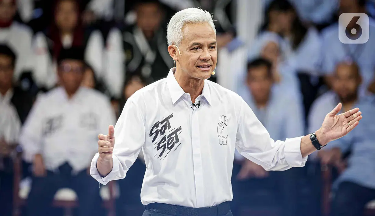 Calon Presiden nomor urut 3, Ganjar Pranowo saat paparan visi dan misi pada debat perdana Calon Presiden pada Pilpres 2024, Selasa (12/12/2023). (Liputan6.com/Faizal Fanani)