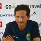 Pelatih Persib Bandung Djadjang Nurdjaman bertekad mengalahkan Persipura Jayapura pada pekan ke-5 Liga 1 di Stadion Gelora Bandung Lautan Api, Minggu (7/5/2017). (Liputan6.com/Kukuh Saokani)