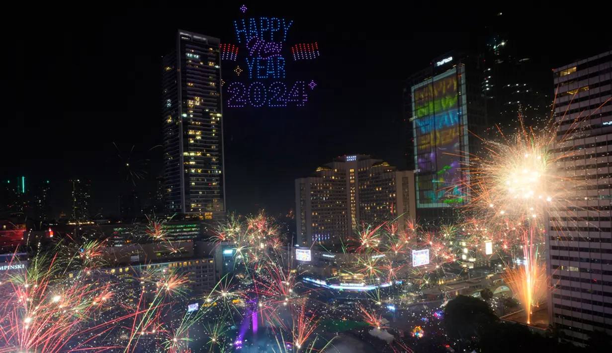 Kembang api meledak saat ribuan orang berkumpul untuk menghadiri perayaan Malam Tahun Baru di Jakarta, Indonesia, Senin (1/1/2024). (AP Photo/Achmad Ibrahim)