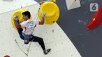 Atlet panjat tebing putra Indonesia, Raviandi Ramadhan meminta dukungan penonton saat beraksi di babak semifinal kategori lead Kejuaraan Dunia Panjat Tebing 2022 seri Jakarta, Senin (26/9/2022). Raviandi Ramadhan menjadi satu-satu wakil Indonesia di Babak Final lead putra Kejuaraan Dunia Panjat Tebing 2022 seri Jakarta. (Liputan6.com/Helmi Fithriansyah)