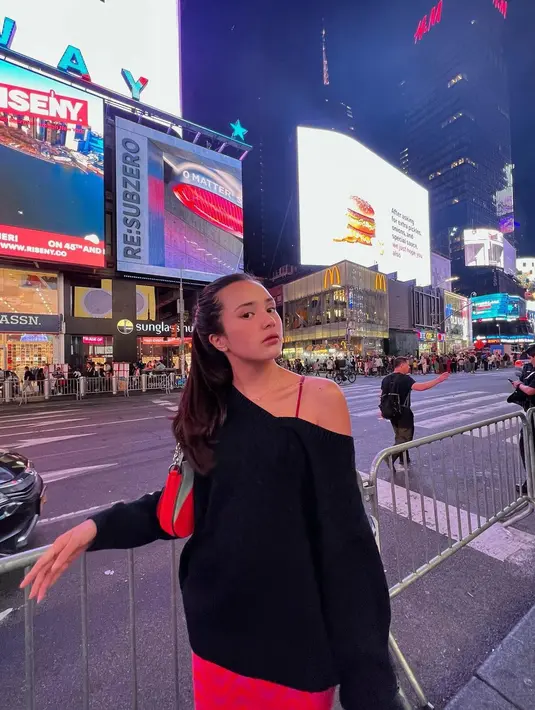 Beby Tsabina berpose dengan rambut dikuncir sambil membawa tas sambil melemparkan tatapan tajam yang sukses membius pandangan pria.  (Instagram/bebytsabina)
