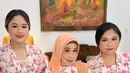 Kebayanya dipadukan kain batik coklat, selendang, dan kerudung warna peach segar. Bisa jadi inspriasi kebaya keluarga, bagaimana menurutmu Sahabat Fimela? [@erinagudono/@shaniagudono].