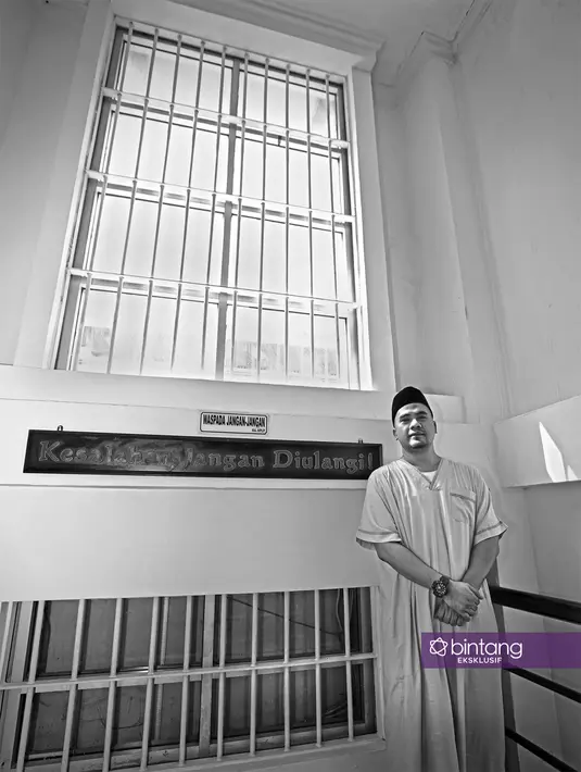 Selain banyak ibadah, penjara banyak belajar sabar. Banyak hal yang dirindukan selama ini. Bahkan, rasa rindu itu hingga membuat air matanya mengalir. Ia hanya bisa pasrah dan yakin suatu saat akan indah pada waktunya. (Bambang E. Ros/Bintang.com)