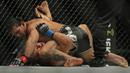 Luis Santos berhasil mengunci Igor Svirid di kelas welter laga tarung bebas MMA bertajuk One Championship di Jakarta. (Bola.com/Peksi Cahyo)