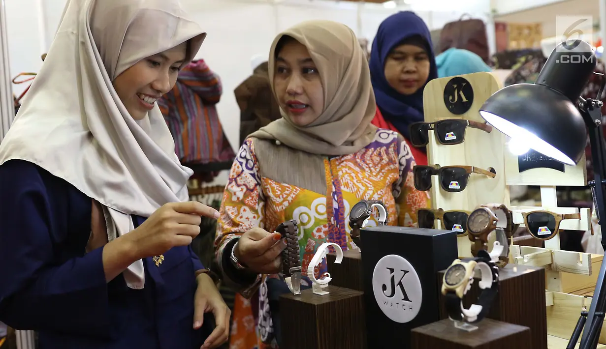 Pengunjung melihat jam tangan yang terbuat dari kayu dalam pameran Kriyanusa Dewan Kerajinan Nasional 2017, di JCC, Jakarta, Rabu (27/9). Acara ini digelar untuk memamerkan produk kerajinan dalam negeri. (Liputan6.com/Angga Yuniar)