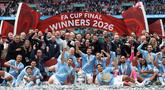 Para pemain dan staf Manchester City melakukan selebrasi usai meraih gelar Piala FA setelah mengalahkan Chelsea dengan skor 1-0 di partai final di Wembley Stadium hari Sabtu (16/05/2026) malam WIB. (AFP/Adrian Dennis)