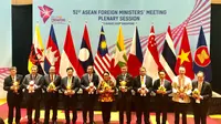 Menteri Luar Negeri RI Retno Marsudi Promosikan Asian Games pada Pertemuan Menlu ASEAN di Singapura (2/8/2018) (sumber: Kemlu RI)
