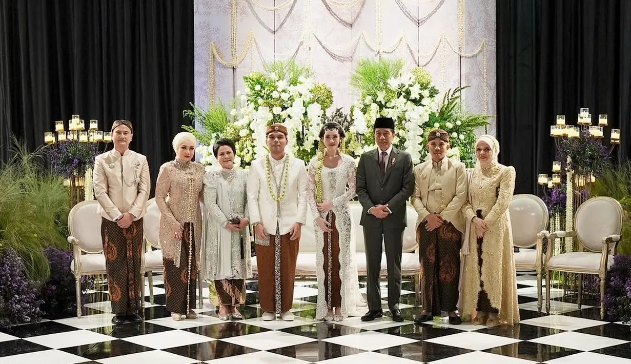 Sama-sama mengenakan hijab, keduanya hadirkan pesona yang berbeda dalam balutan kebaya. [@genifaruk]