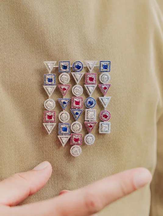 Penampilannya juga dipermanis dengan bros  koleksi Mondial Precious x @nicholassaputra. Bros yang benar-benar merupakan karya karismatik, dijalin menjadi permadani yang menakjubkan. [IG/Mondial].