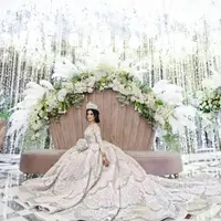 Gaun megah Tasya Farasya dilengkapi dengan mahkota. Tampilannya begitu spektakuler di hari spesialnya.  [Foto: Instagram/ Tasya Farasya]