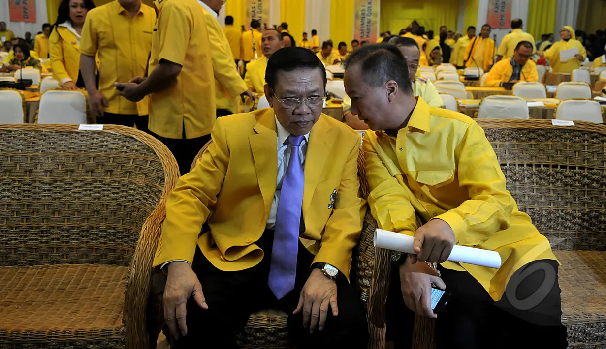 Agung Laksono (kiri) berbincang dengan Agus Gumiwang saat pembukaan Rapimnas I DPP Partai Golkar di kantor DPP Partai Golkar, Jakarta, Rabu (8/4/2015). Rapat membahas konsolidasi partai dari tingkat bawah hingga atas. (Liputan6.com/Johan Tallo)