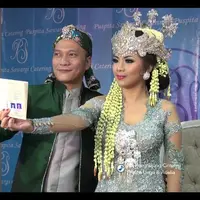 Konsep pernikahan Iwak K dan Wikan boleh dibilang tak seperti pernikahan selebriti pada umumnya.