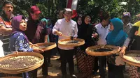 Bupati Anas ikut melakukan proses pemilihan biji kopi Banyuwangi.