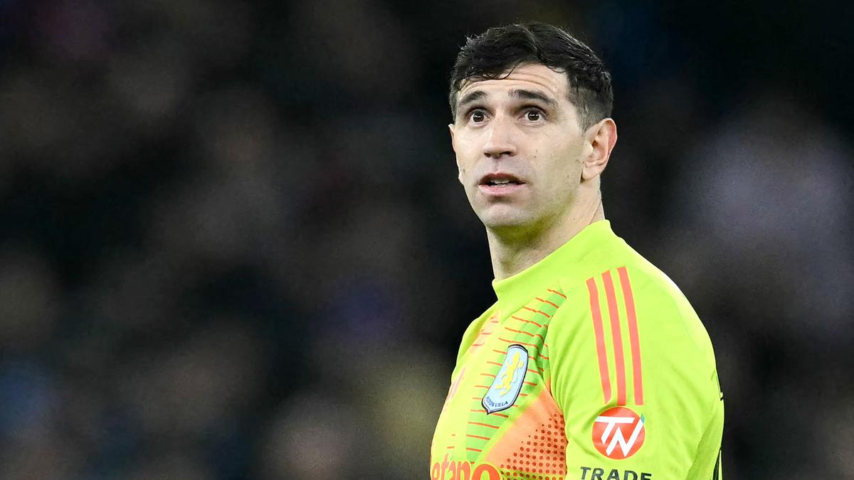 Cabut dari Aston Villa, Emiliano Martinez Merapat ke Manchester United?