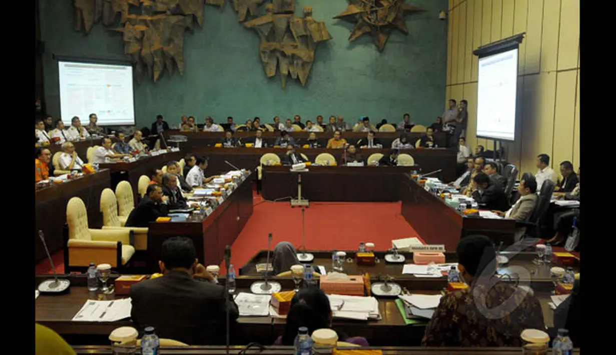 Suasana rapat kerja Komisi V DPR RI dengan Menhub Ignasius Jonan terkait perkembangan SAR Pesawat AirAsia QZ8501 di Gedung DPR, Senayan, Jakarta, Selasa (20/1/2015). (Liputan6.com/Andrian M Tunay)