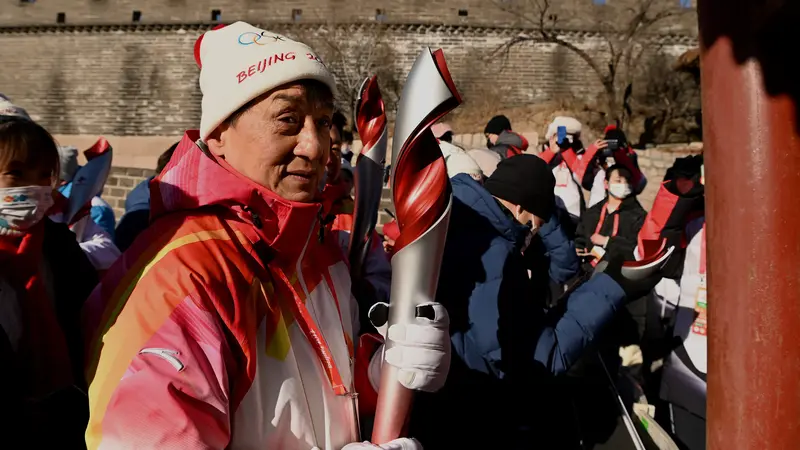 Jackie Chan Tetap Antusias Bawa Obor Olimpiade Musim Dingin Beijing