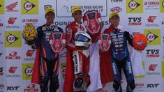 Race 1 kelas Asia Production 250 (AP250) pada ajang Asia Road Racing Championship (ARRC) 2023 di Sirkuit Mandalika, Lombok, Sabtu (12/8/2023) dikuasai para pembalap tanah air. Tiga posisi akhir yang berhak naik podium kesemuanya diisi oleh tiga local pride. Juara direbut oleh pembalap Astra Honda Racing Team (AHRT), Herjun Atna Firdaus, sementara posisi kedua dan ketiga drebut oleh dua pembalap Yamaha Racing Indonesia, Aldi Satya Mahendra dan Wahyu Nugroho. Bahkan peringkat keempat pun masih diisi pembalap asal Indonesia dari tim AHRT yang juga sebagai pimpinan klasemen sementara, Rheza Danica Ahrens. (Dok. AHRT)