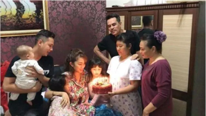 Perayaan ulang tahun Ussy Sulistiawaty bersama Andhika Pratama dan keluarga. (Instagram - @andhiiikapratama)