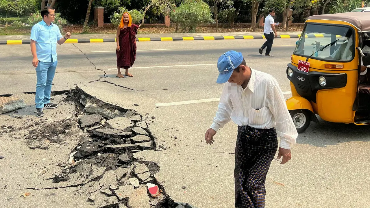 Jalanan di Kota Naypyidaw Terbelah