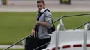 Wayne Rooney seperti kehilangan semangat saat kembali dari Brazil di bandara Manchester, Inggris (25/06/2014) Inggris harus angkat koper terlebih dahulu, usai kalah di babak penyisihan grup(REUTERS/Nigel Roddis) 