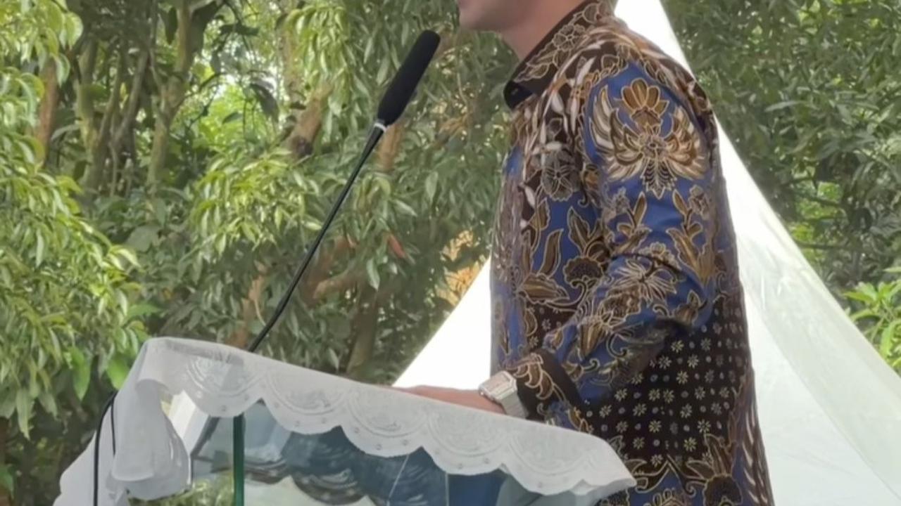 Potret Verrell Bramasta Diserbu Ibu-ibu saat Blusukan ke Karawang, Ada Kejadian Lucu Gerobak Jajanan Roboh